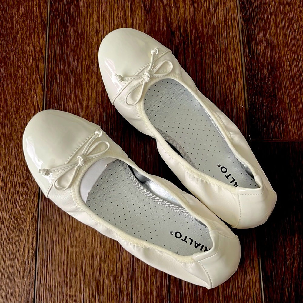 New Rialto white ballet flats size 8 never worn!